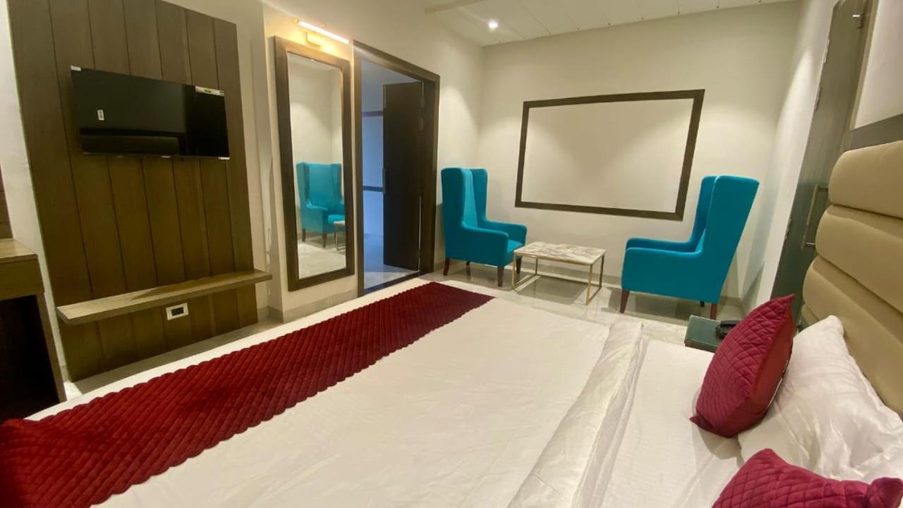 Luxe Resorts - Centrally Heated Air Conditioned Hotel In The Heart Of 卡绍利 外观 照片
