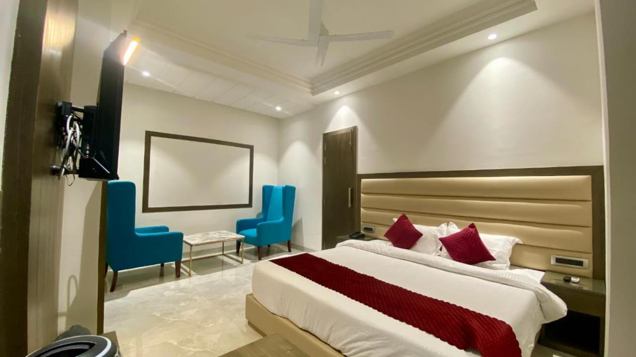 Luxe Resorts - Centrally Heated Air Conditioned Hotel In The Heart Of 卡绍利 外观 照片